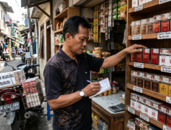 Agen rokok skala kecil menata stok rokok lokal dan SKT di warung kelontong dengan motor distribusi dan pencatatan stok, mencerminkan peluang dan tantangan bisnis distribusi rokok di Indonesia.