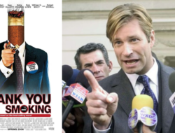 Poster film “Thank You for Smoking” (2005) dan adegan Nick Naylor menunjuk saat menghadapi jurnalis, menggambarkan praktik “spin doctor” dan manipulasi opini publik dalam film satir