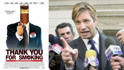 Poster film “Thank You for Smoking” (2005) dan adegan Nick Naylor menunjuk saat menghadapi jurnalis, menggambarkan praktik “spin doctor” dan manipulasi opini publik dalam film satir