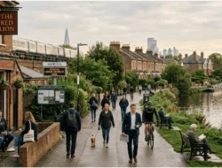 Suasana kawasan suburban Hampton di tepi Sungai Thames, London, dengan aktivitas warga dan lingkungan permukiman yang tenang pada 2026.